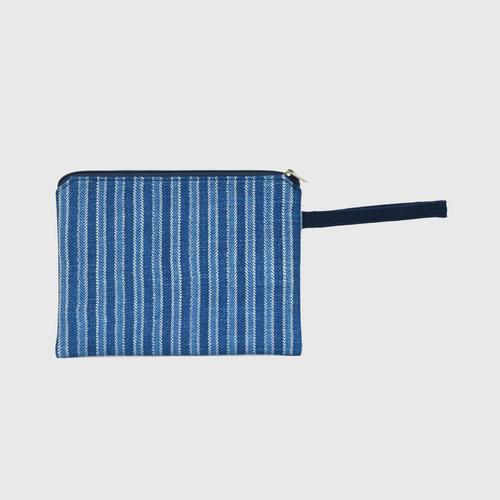 THONGSIRI INDIGO BLUE - Quare bag Handwoven cotton dyed with natural
indigo Size 1.5x23x17 cm.