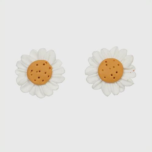 NANY OTOP White sunflower clip earrings.