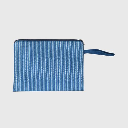THONGSIRI INDIGO BLUE - Porcelain square bag Handwoven cotton dyed with
natural indigo Size 1.5x29x17 cm.