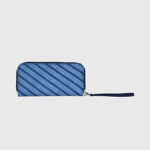THONGSIRI INDIGO BLUE - Porcelain long wallet Handwoven cotton dyed with
natural indigo Size 2.5x19x10.5 cm