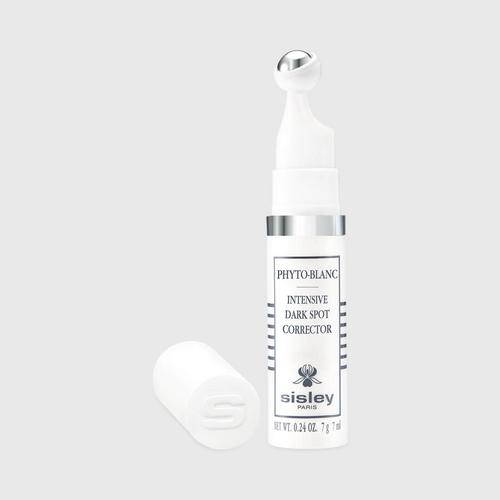 It acts on the size and intensity of all dark spots caused by aging, sun
and skin imperfections.