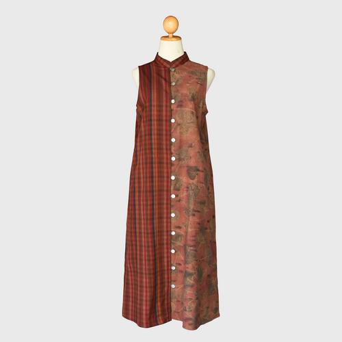 LEELAFAI - Mud dyed natural color mixed with eco-print designed
intochinese collar sleeveless dress with front buttons.Color hazel. Size M